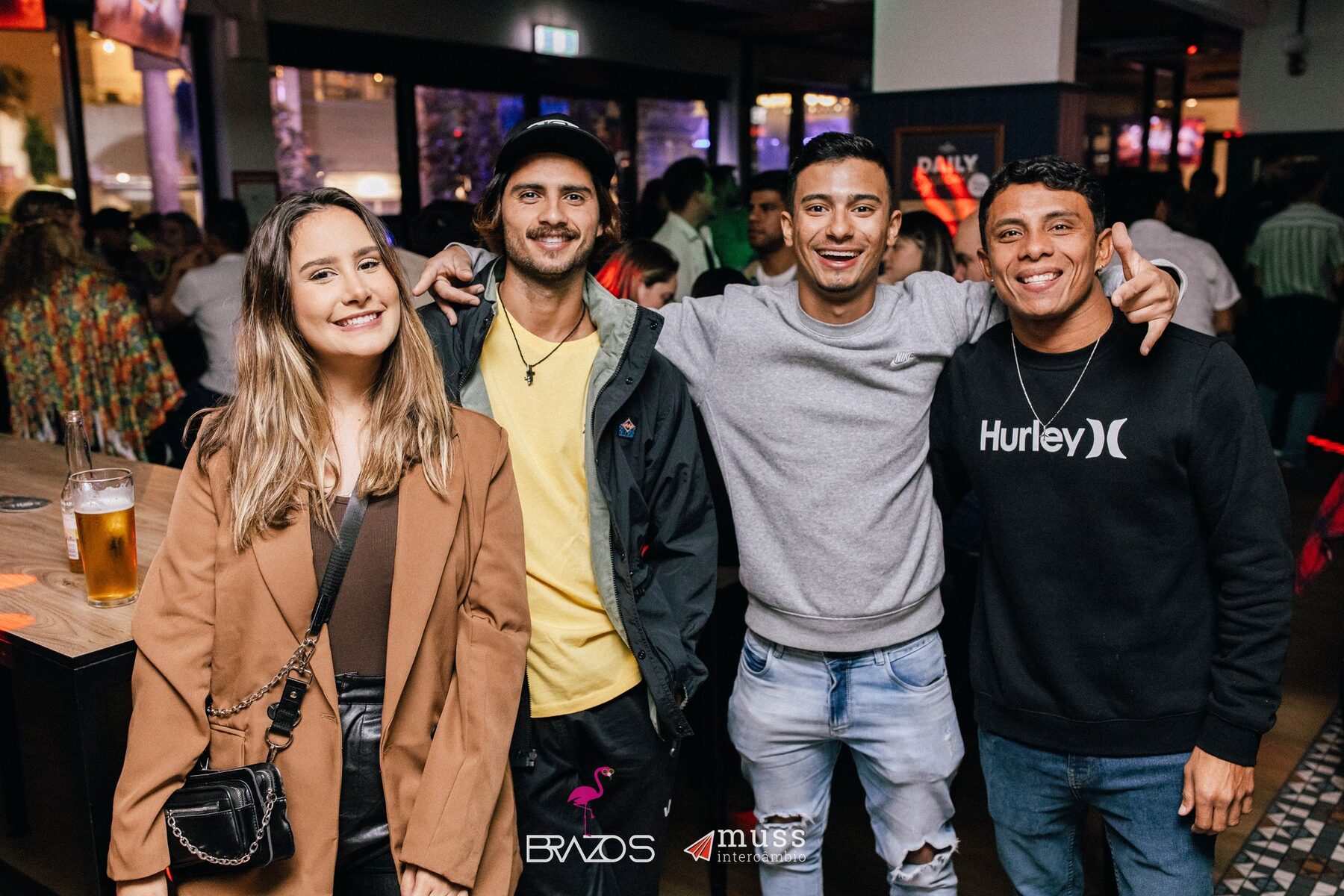 Barista sorridente trabalhando em café moderno em Melbourne