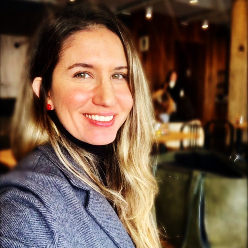 Priscila Campos, representante da Lexis English