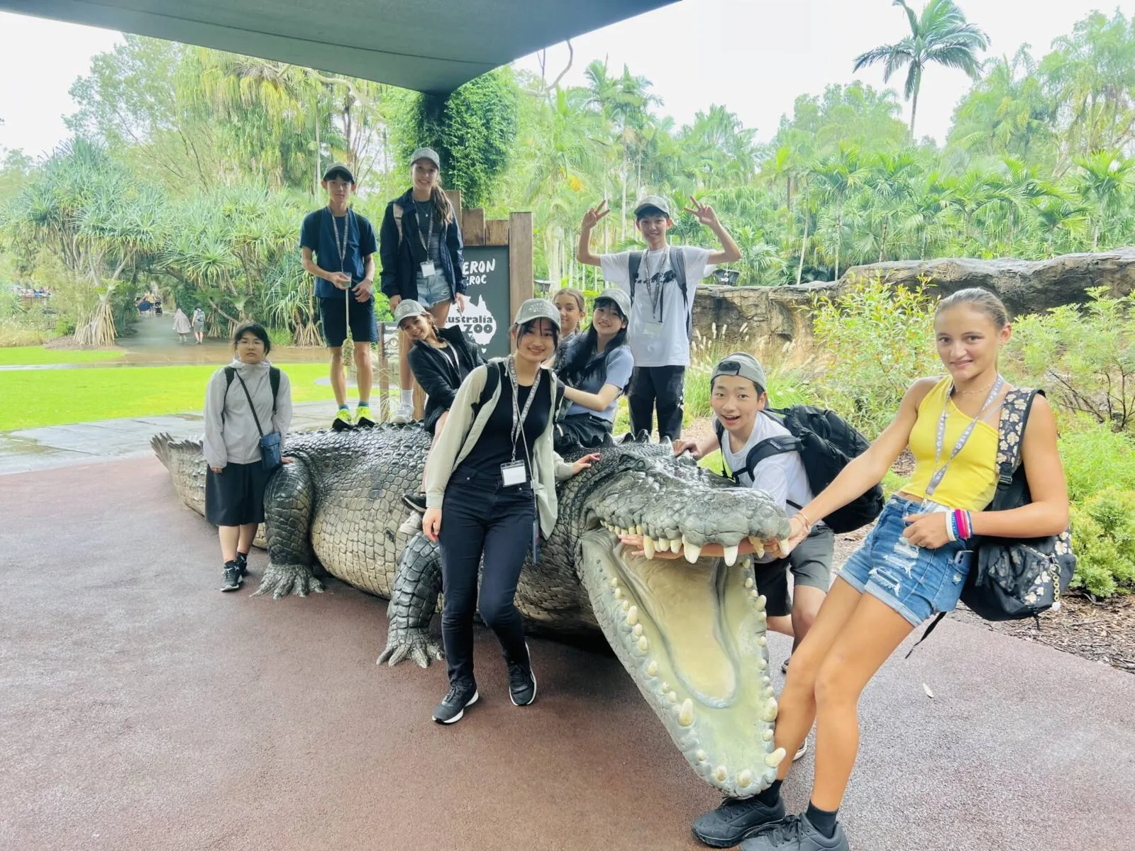 Estudantes em frente a uma estátua de crocodilo na Austrália