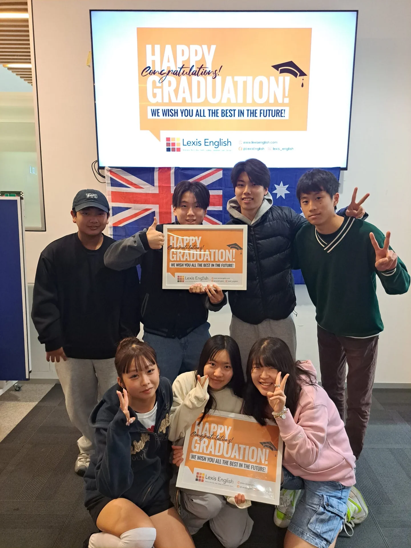 Grupo de estudantes celebrando a graduação na Lexis English