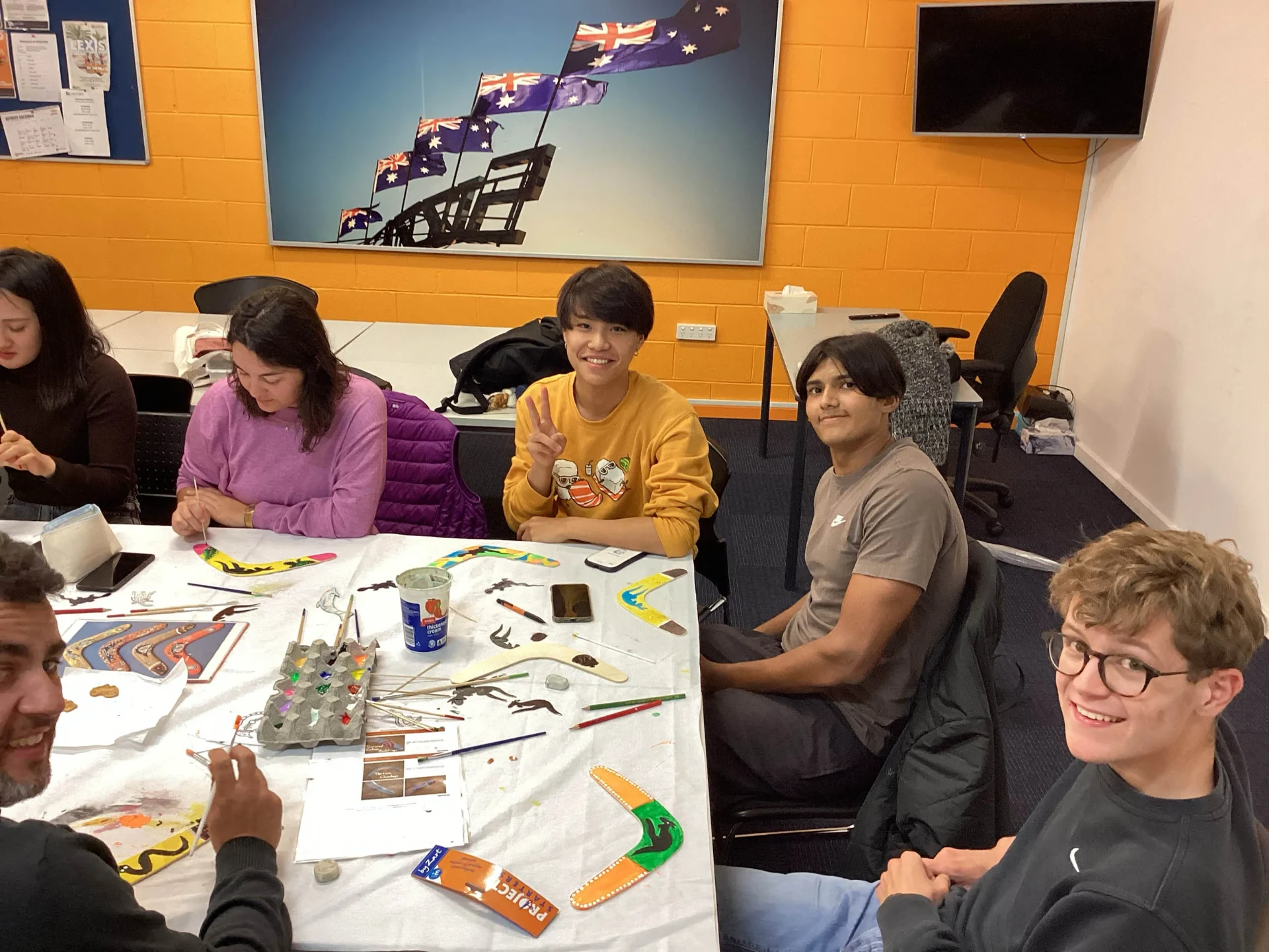 Estudantes participando de uma atividade cultural de pintura